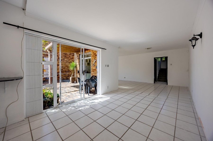 4 Bedroom Property for Sale in Kirstenhof Western Cape